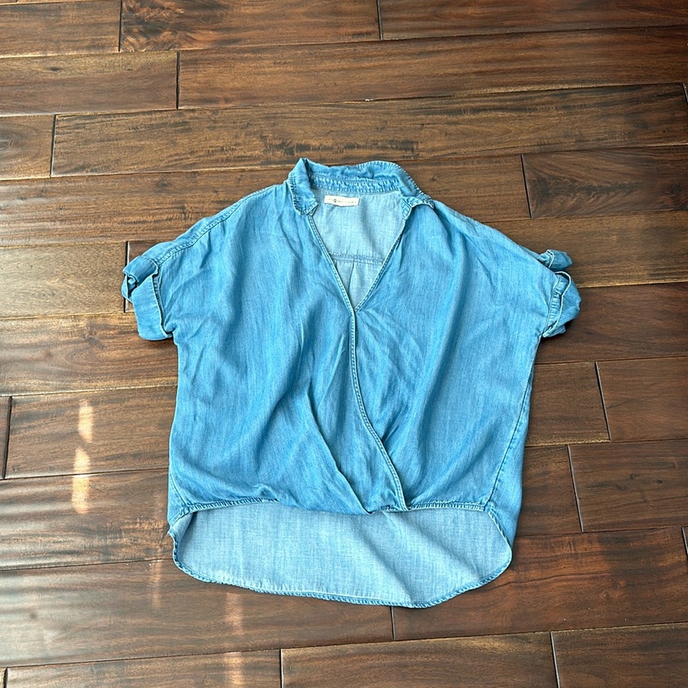 Lightweight, denim Lou& Grey top